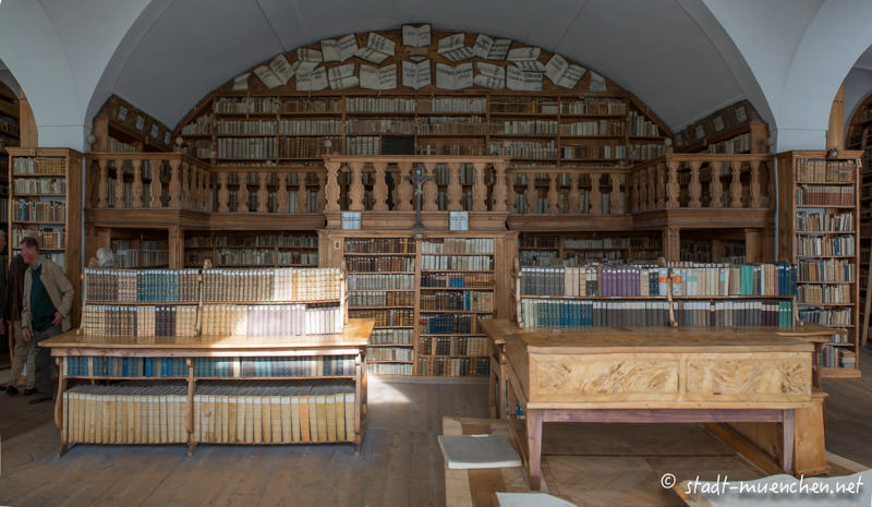 Bibliothek im Kloster Reisach