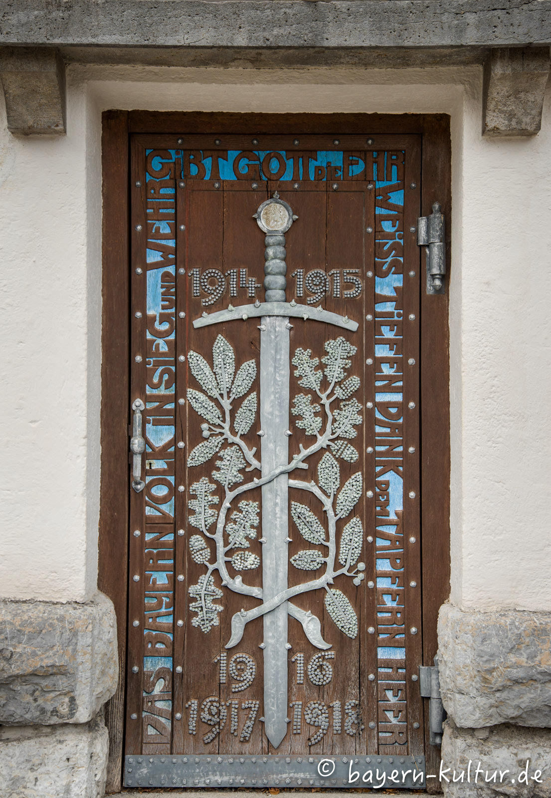 Kriegerdenkmal- Tür aus Eisen
