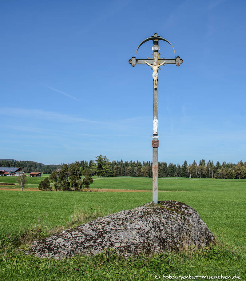 Feldkreuz auf Nagelfluh-Findling bei Görisried
