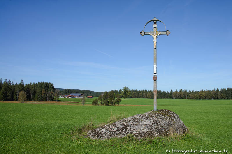 Feldkreuz auf Nagelfluh-Findling bei Görisried